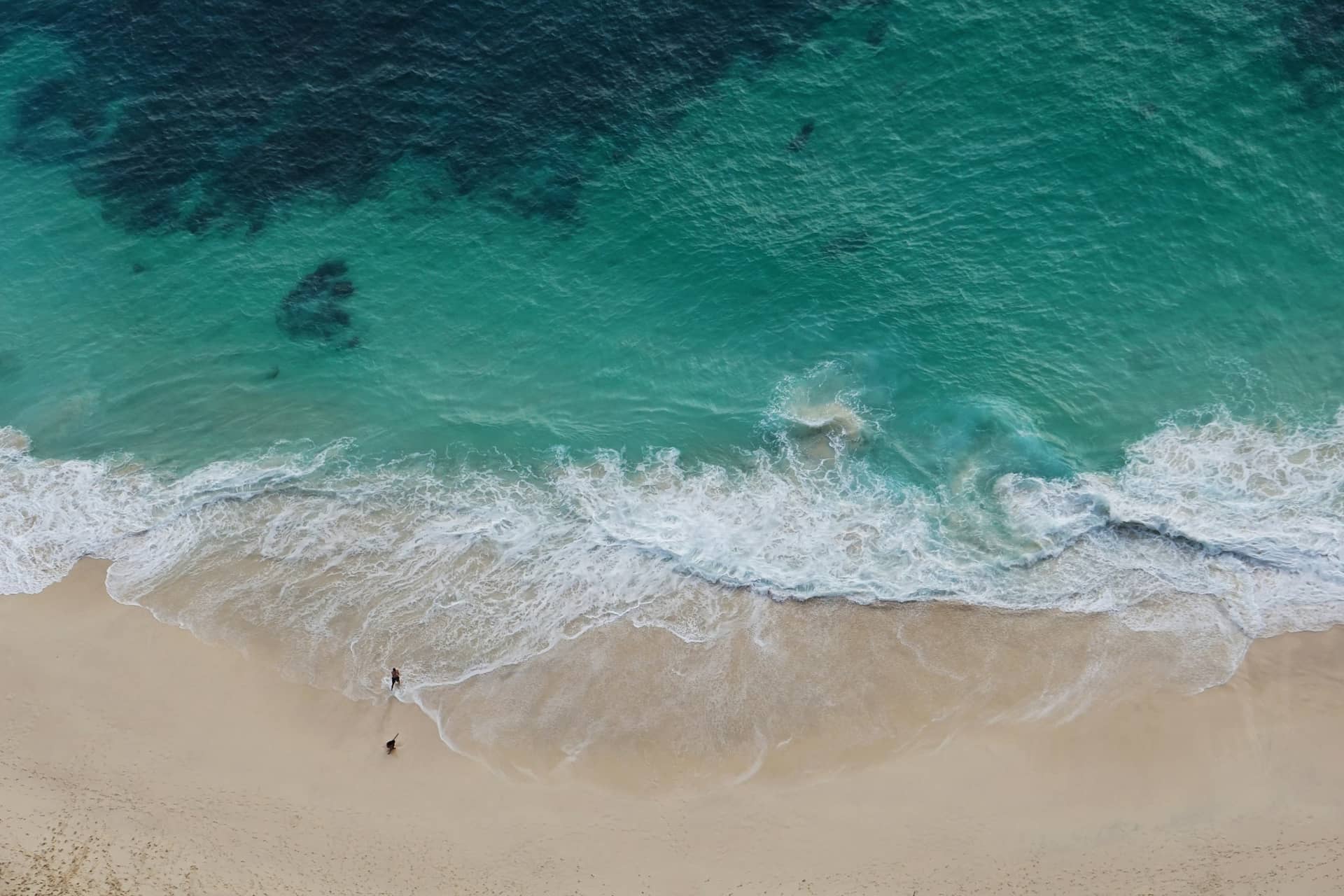 Vista aérea de las olas del océano turquesa en una playa tropical