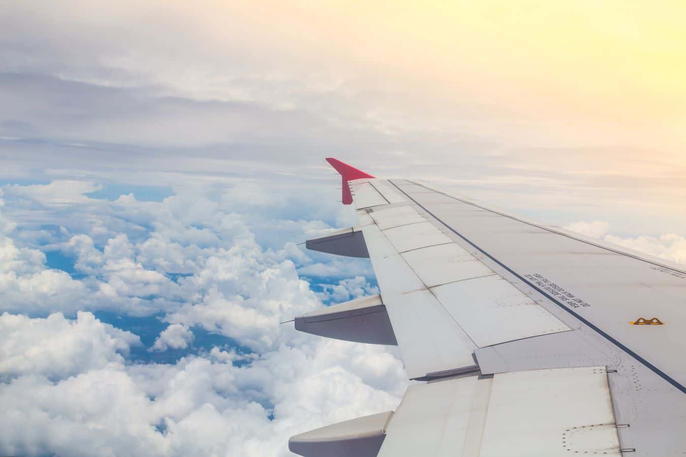 Ala de avión sobre las nubes