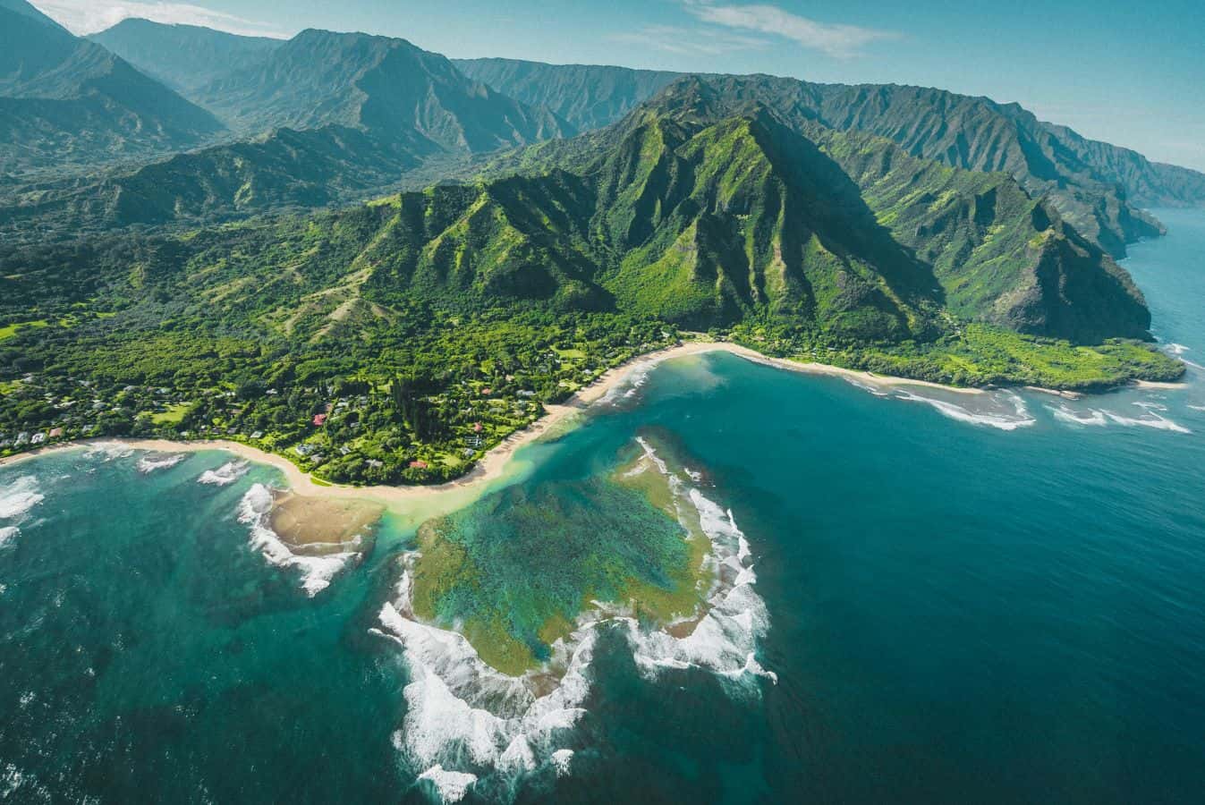 Vista aérea de la costa verde de Hawái